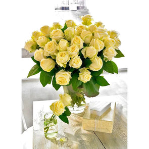White Roses in a glass vase - 3D Lenticular Postcard Greeting Card - NEW Postcard 3dstereo 